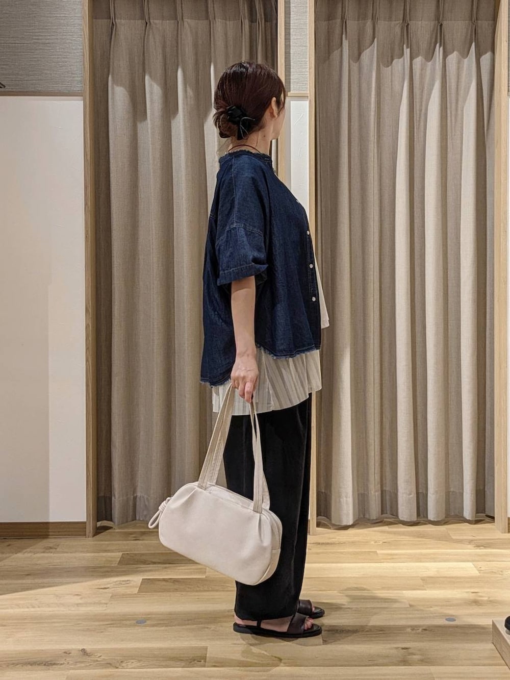 ホワイト系のショルダーバッグ、グレー系のTシャツ/カットソー、ブラック系のその他パンツを着用したレディースの夏コーディネートの2枚目の写真