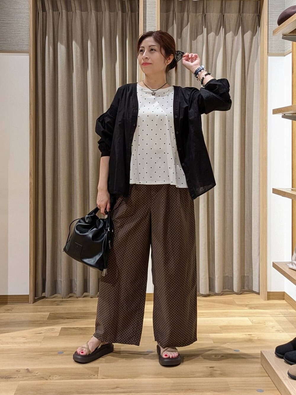 ブラック系のシャツ/ブラウス、その他のTシャツ/カットソー、ベージュ系のサンダルを着用したレディースの夏コーディネートの4枚目の写真