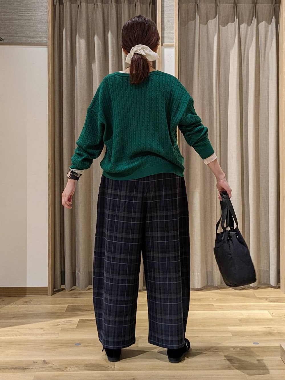 ブラック系のその他シューズ、グリーン系のカーディガン/ボレロ、ホワイト系のTシャツ/カットソーを着用したレディースの秋コーディネートの3枚目の写真