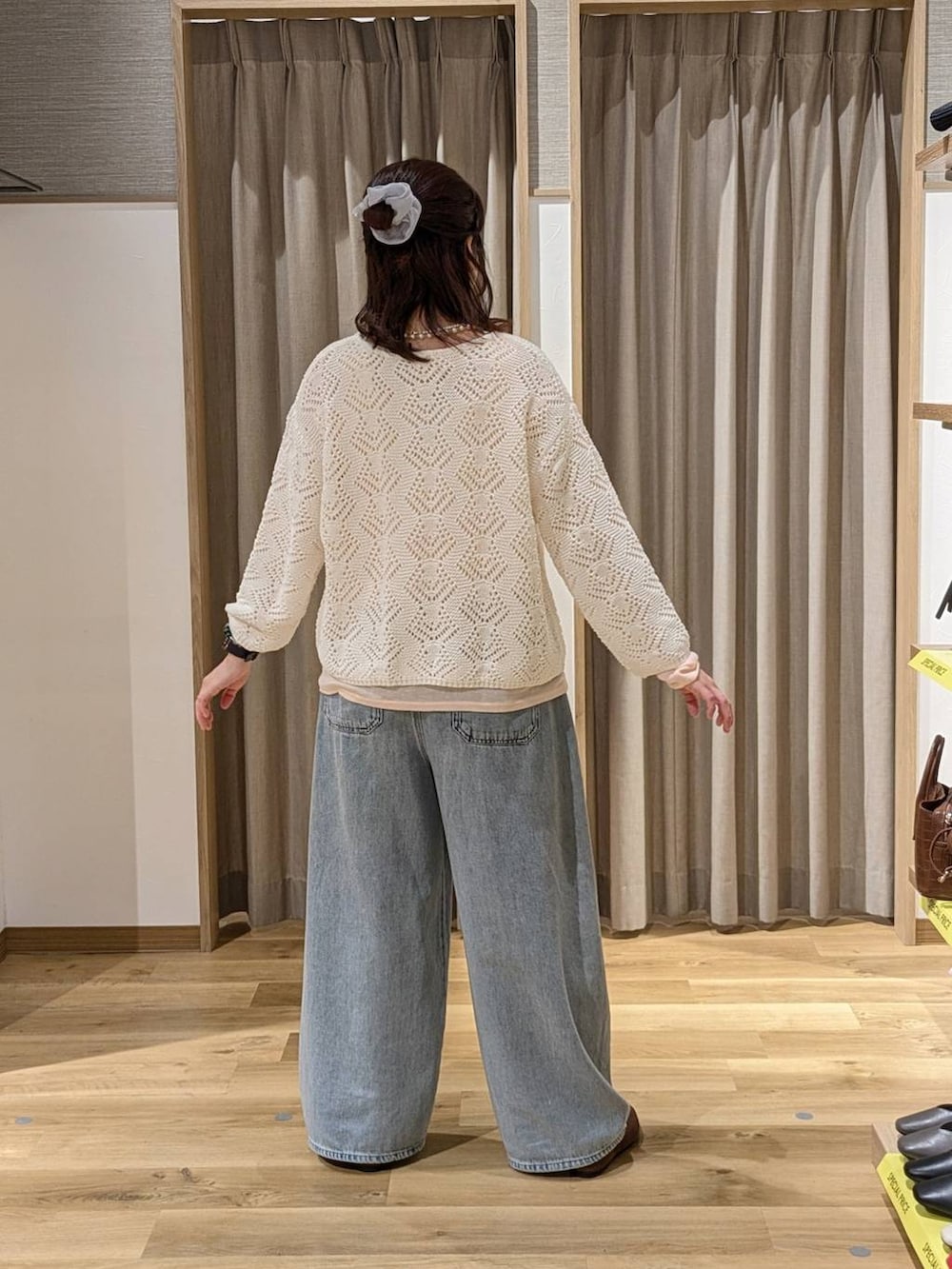 ピンク系のTシャツ/カットソー、ブルー系のデニムパンツ、ホワイト系のニット/セーターを着用したレディースの春コーディネートの2枚目の写真