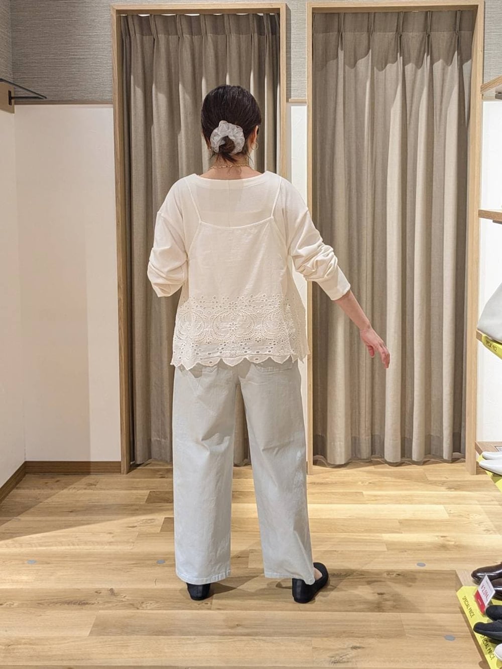 ブルー系のその他パンツ、グレー系のパンプス、ホワイト系のTシャツ/カットソーを着用したレディースの春コーディネートの2枚目の写真