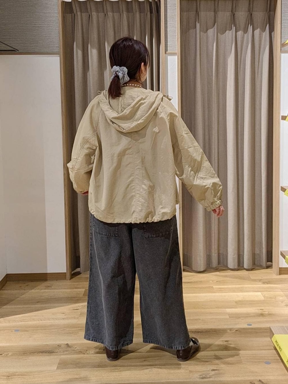 ブラック系のサロペット/オーバーオール、ベージュ系のマウンテンパーカー、ブラウン系のローファーを着用したレディースの冬コーディネートの2枚目の写真