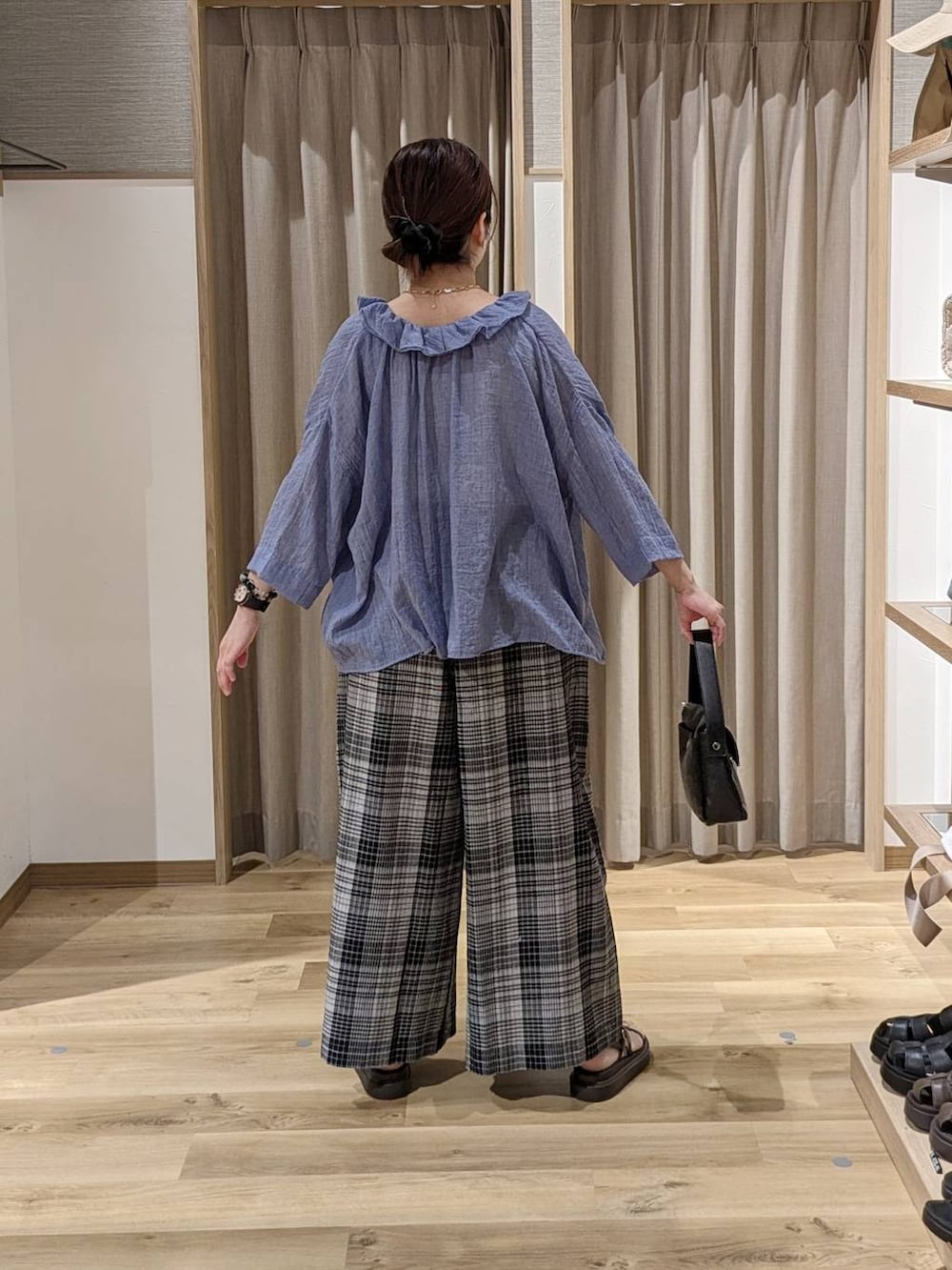 ブラウン系のサンダル、ベージュ系のタンクトップ、ホワイト系のその他パンツを着用したレディースの夏コーディネートの2枚目の写真