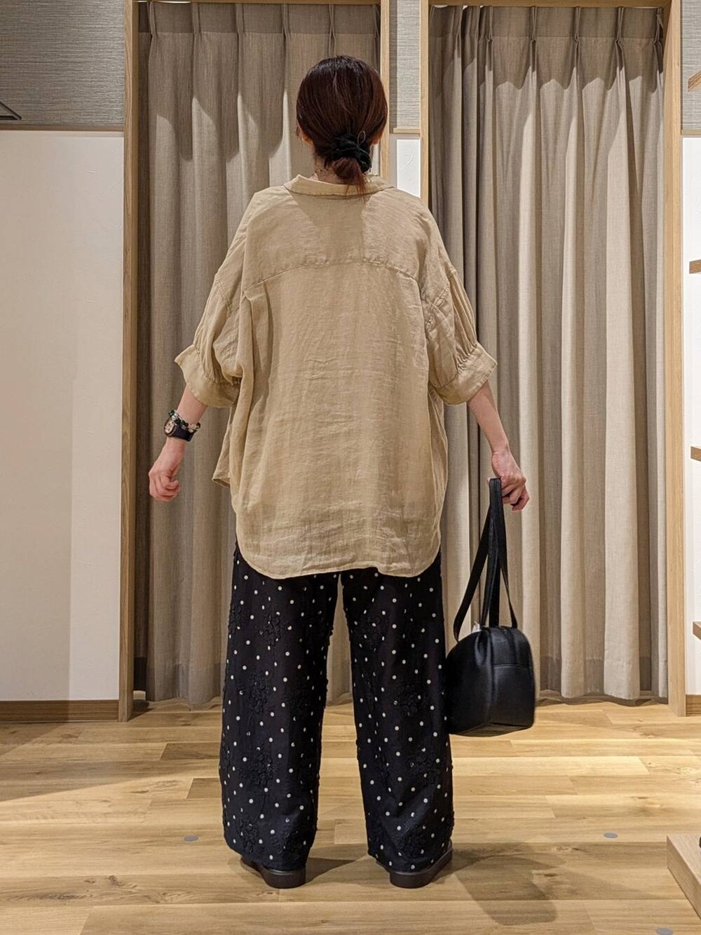 ブラック系のショルダーバッグ、ブラック系のその他パンツ、ブラウン系のサンダルを着用したレディースの夏コーディネートの3枚目の写真