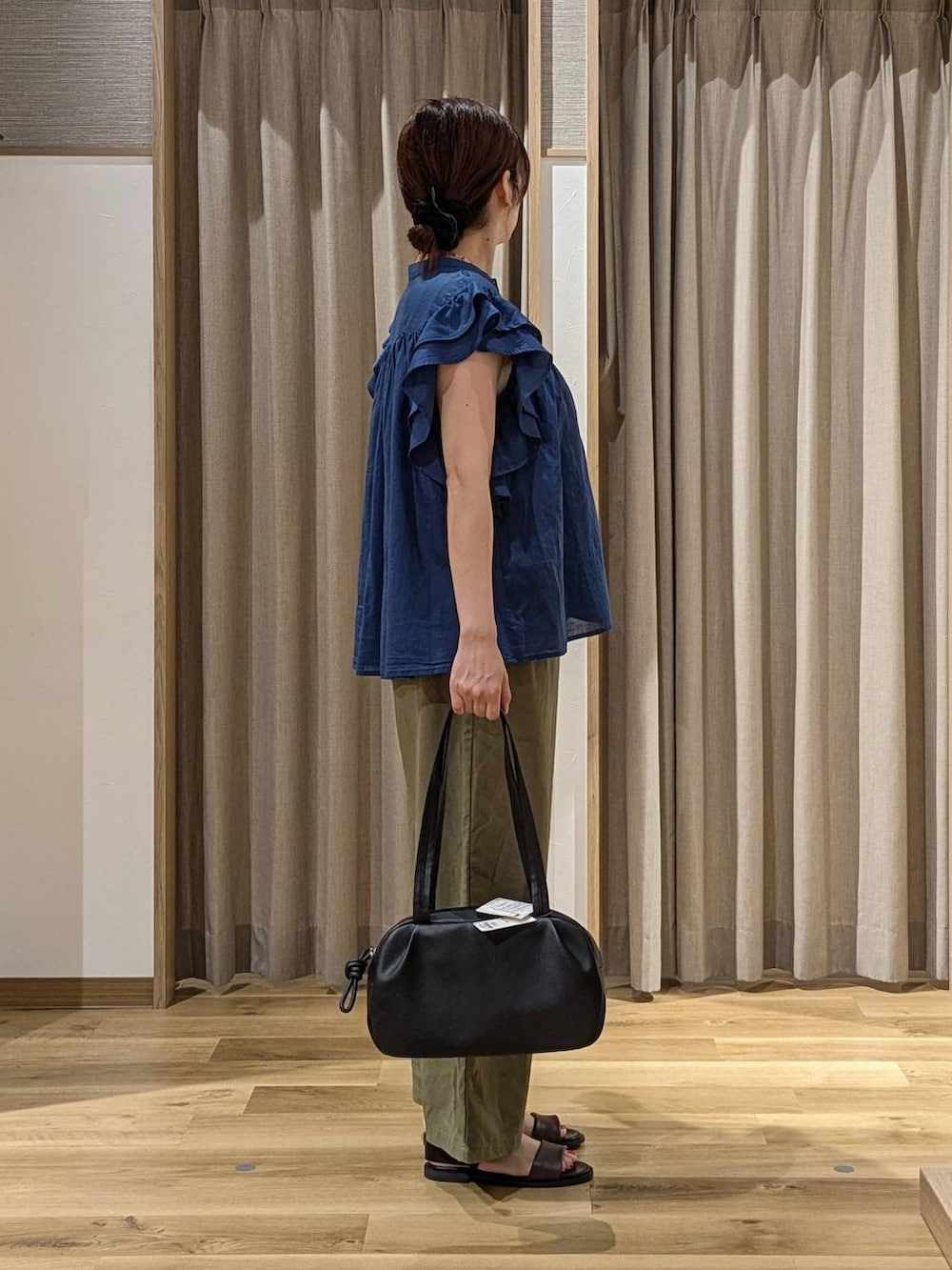 ブルー系のシャツ/ブラウス、ブラック系のショルダーバッグ、グリーン系のその他パンツを着用したレディースの夏コーディネートの2枚目の写真