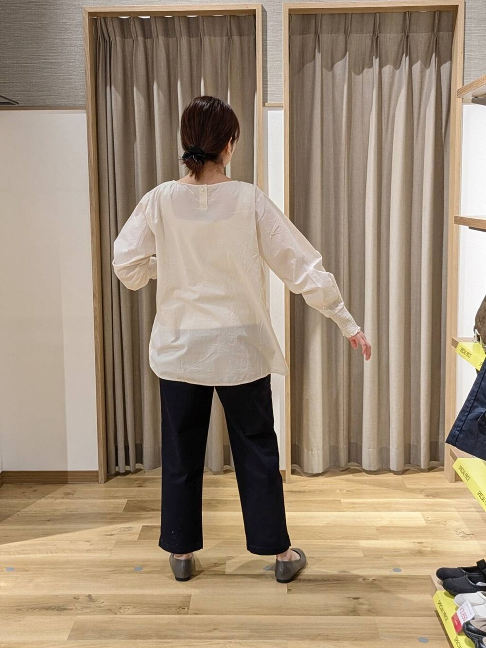 ブルー系のその他パンツ、ブラウン系のトートバッグ、グレー系のパンプスを着用したレディースの春コーディネートの2枚目の写真
