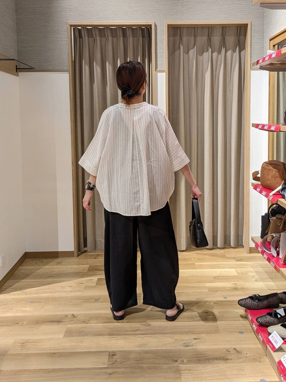 ブラック系のサンダル、ブラック系のその他パンツ、その他のテーラードジャケットを着用したレディースの夏コーディネートの2枚目の写真