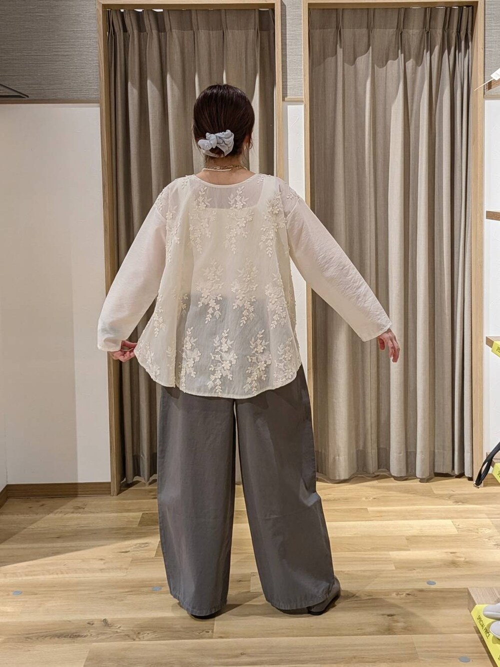 グレー系のパンプス、ホワイト系のシャツ/ブラウス、ブラウン系のショルダーバッグを着用したレディースの春コーディネートの2枚目の写真