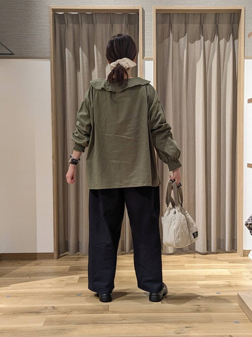 グリーン系のシャツ/ブラウス、その他のTシャツ/カットソー、ブラウン系のローファーを着用したレディースの秋コーディネートの2枚目の写真