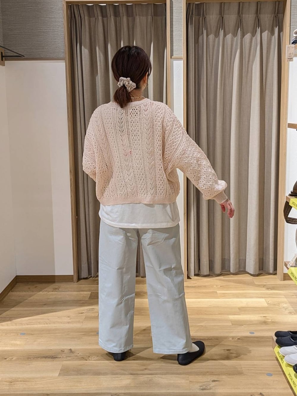 ブルー系のその他パンツ、ホワイト系のTシャツ/カットソー、ベージュ系のニット/セーターを着用したレディースの春コーディネートの3枚目の写真