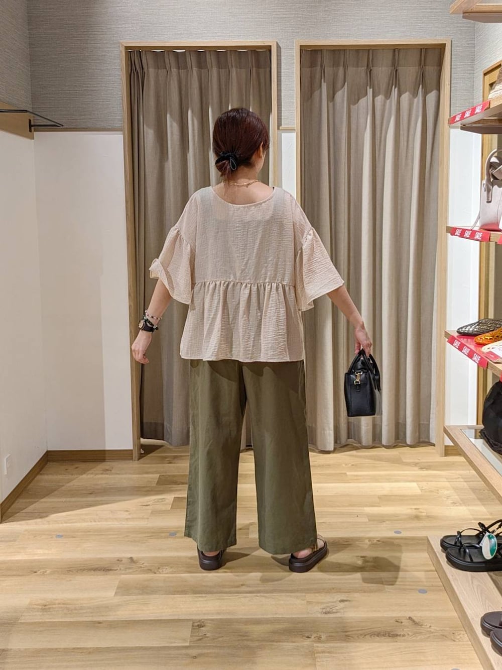 ベージュ系のサンダル、ブラック系のタンクトップ、グリーン系のその他パンツを着用したレディースの夏コーディネートの2枚目の写真