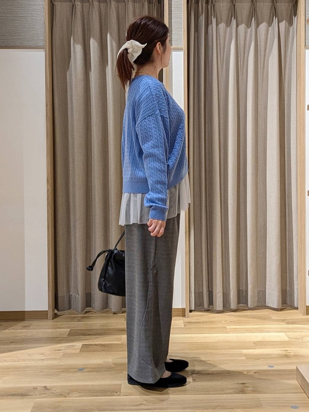 ブラック系のその他シューズ、その他のTシャツ/カットソー、ブラック系のショルダーバッグを着用したレディースの秋コーディネートの2枚目の写真