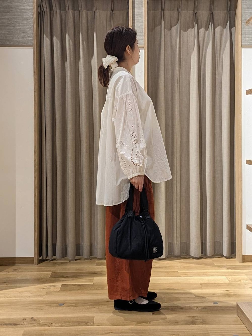 オレンジ系のその他パンツ、ブラック系のその他シューズ、ホワイト系のシャツ/ブラウスを着用したレディースの秋コーディネートの2枚目の写真