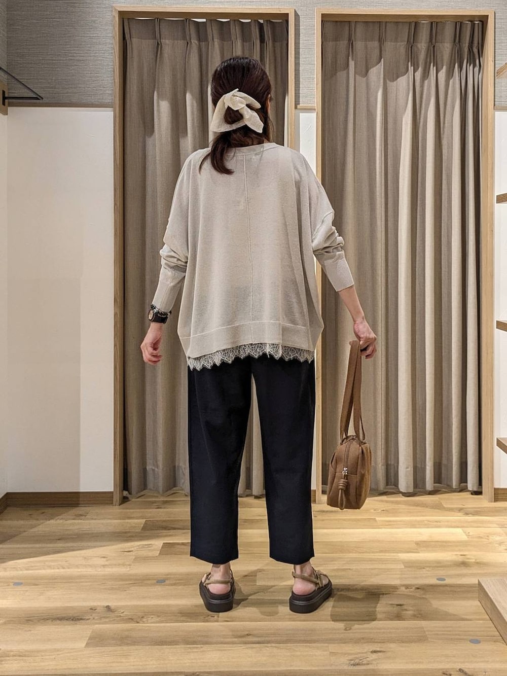 ブラウン系のショルダーバッグ、グレー系のカーディガン/ボレロ、ベージュ系のサンダルを着用したレディースの夏コーディネートの3枚目の写真