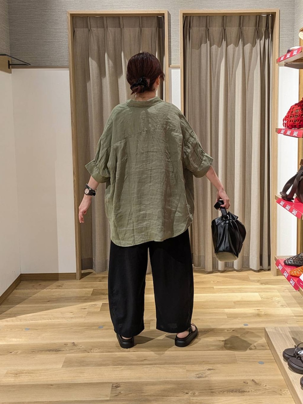 ブラック系のサンダル、ブラック系のその他パンツ、グリーン系のシャツ/ブラウスを着用したレディースの夏コーディネートの2枚目の写真