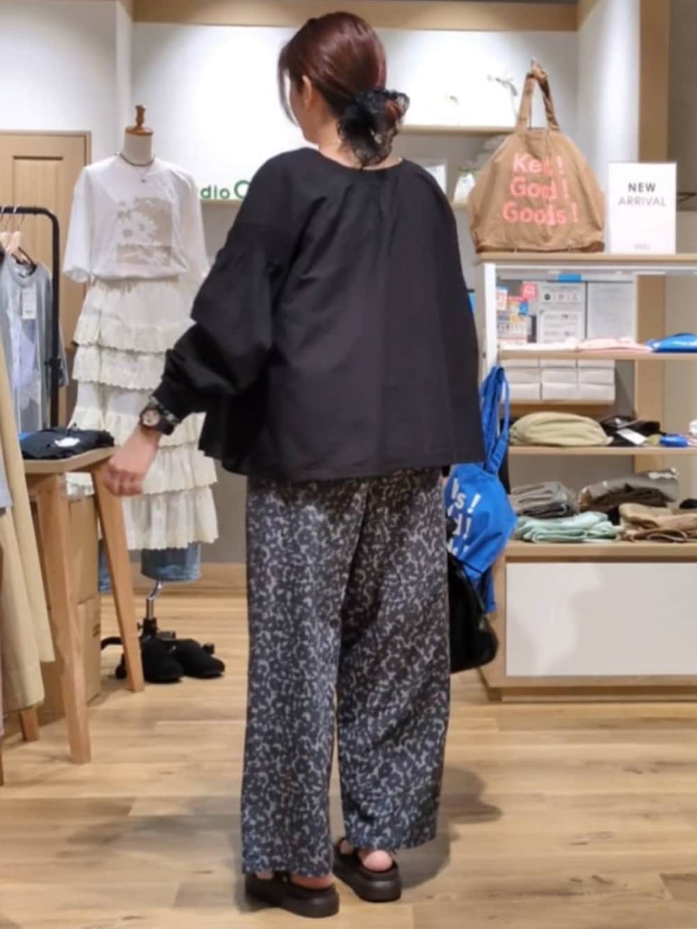 ブラック系のシャツ/ブラウス、ベージュ系のシャツ/ブラウス、ブラウン系のサンダルを着用したレディースの夏コーディネートの3枚目の写真