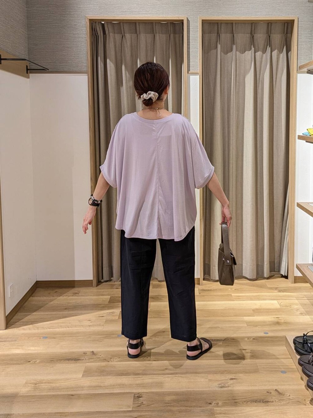ブルー系のその他パンツ、ブラウン系のサンダル、ブラウン系のショルダーバッグを着用したレディースの夏コーディネートの2枚目の写真