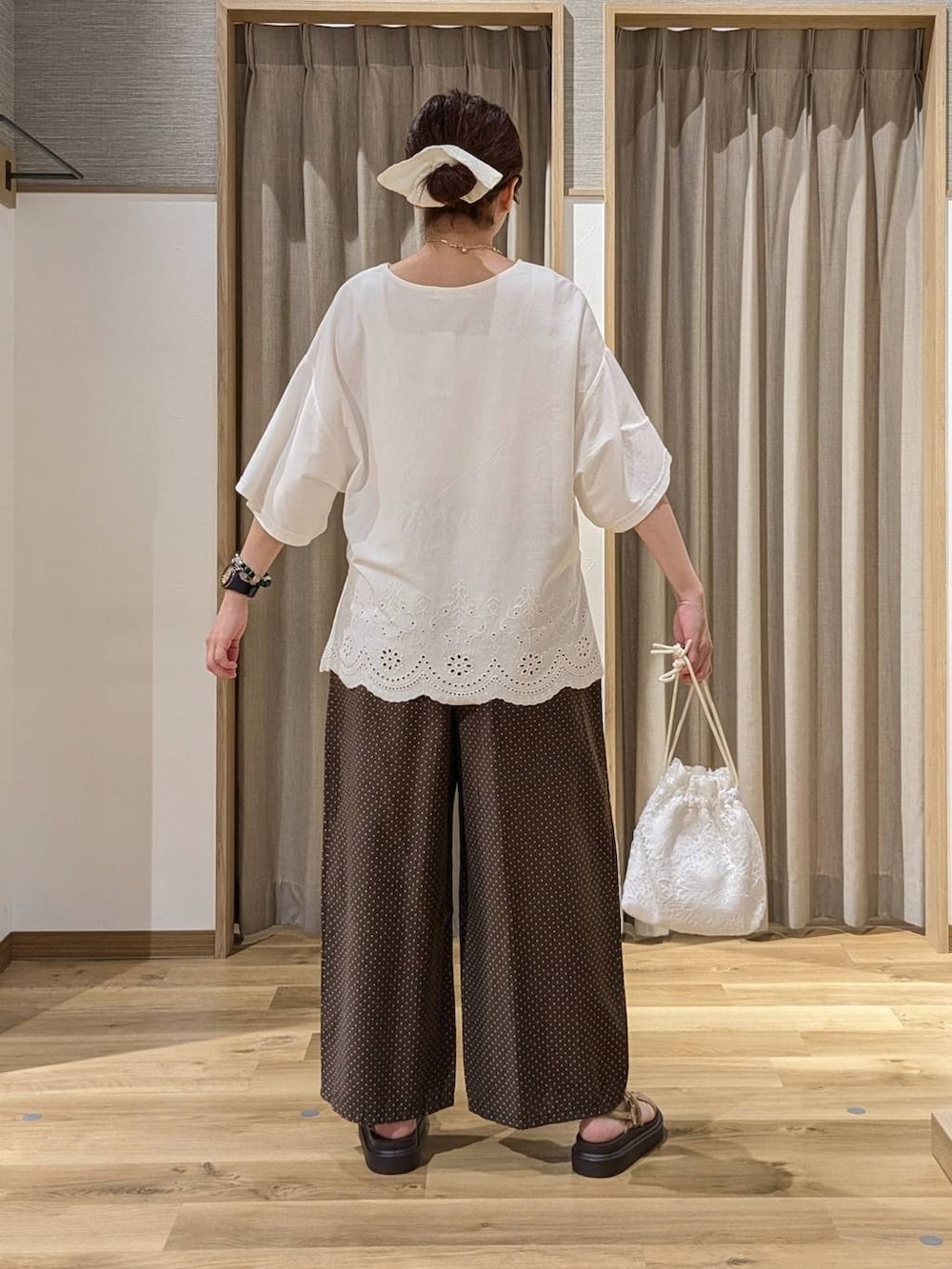 ホワイト系のTシャツ/カットソー、ベージュ系のサンダル、ブラウン系のその他パンツを着用したレディースの夏コーディネートの4枚目の写真