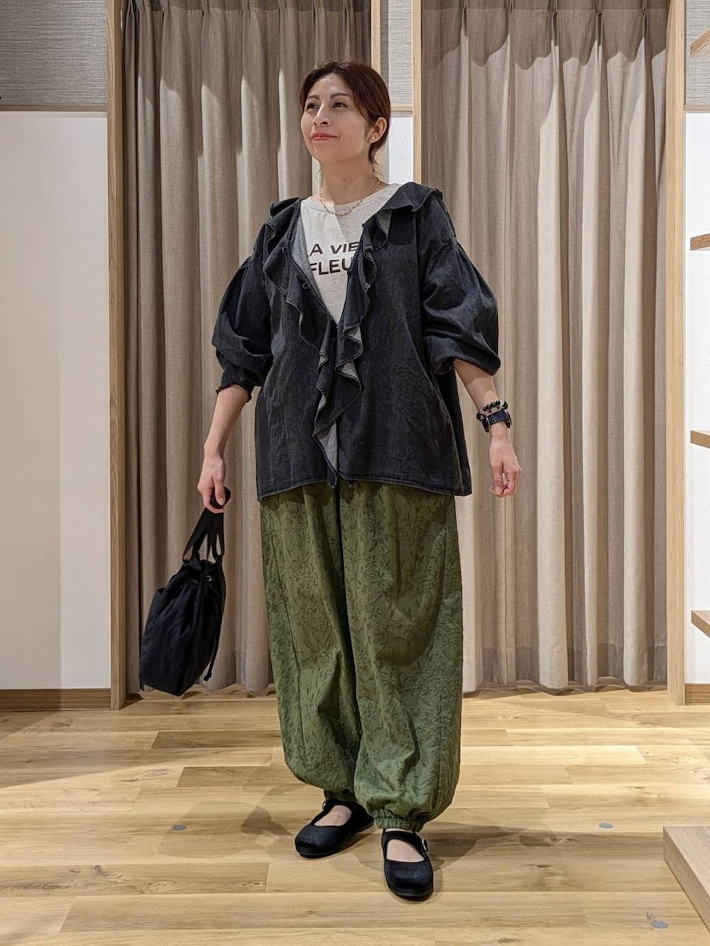 ブラック系のシャツ/ブラウス、グリーン系のその他パンツ、ブラック系のその他シューズを着用したレディースの秋コーディネートの3枚目の写真