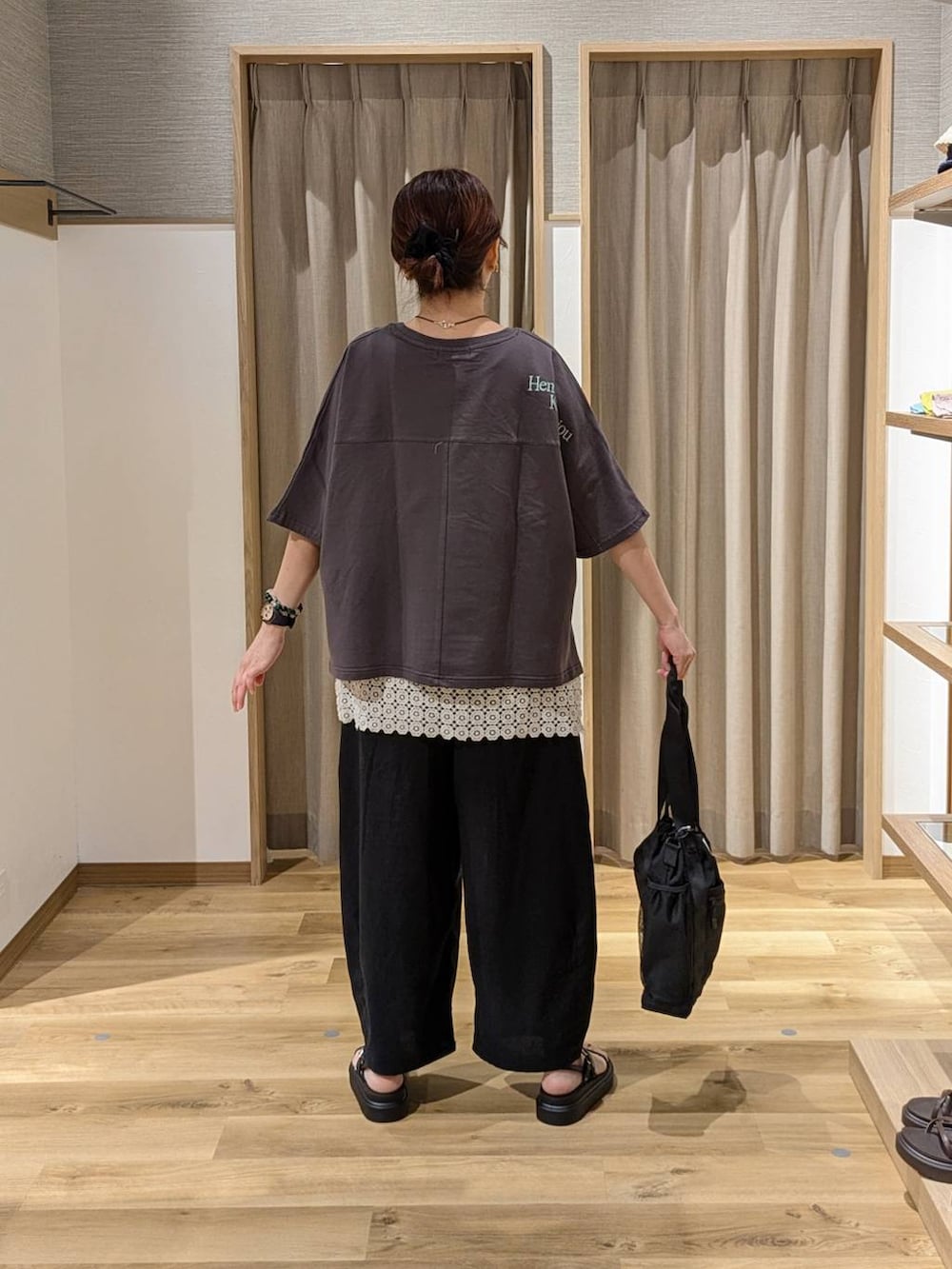 ブラウン系のサンダル、ブラック系のトートバッグ、ブラック系のその他パンツを着用したレディースの夏コーディネートの2枚目の写真