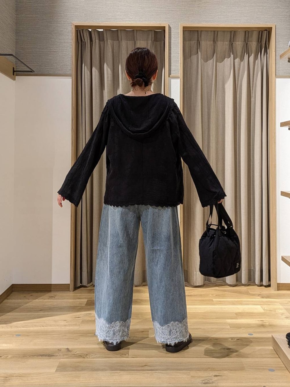 ブルー系のデニムパンツ、ブラック系のシャツ/ブラウス、ベージュ系のサンダルを着用したレディースの夏コーディネートの3枚目の写真