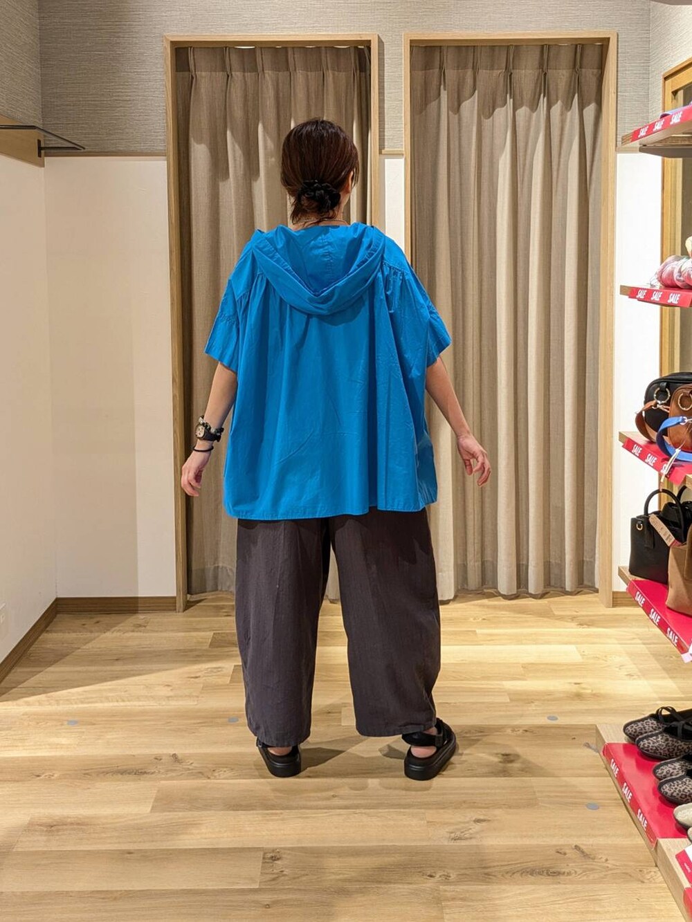 ブラック系のサンダル、ベージュ系のタンクトップ、その他のその他パンツを着用したレディースの夏コーディネートの2枚目の写真