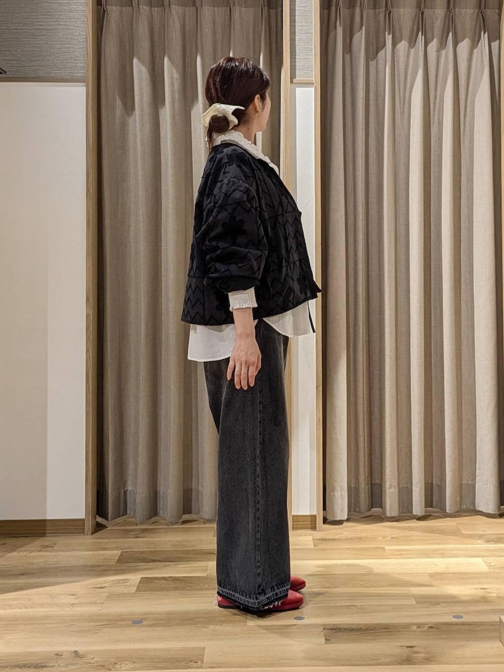 レッド系のその他シューズ、レッド系のショルダーバッグ、ブラウン系のデニムパンツを着用したレディースの秋コーディネートの2枚目の写真