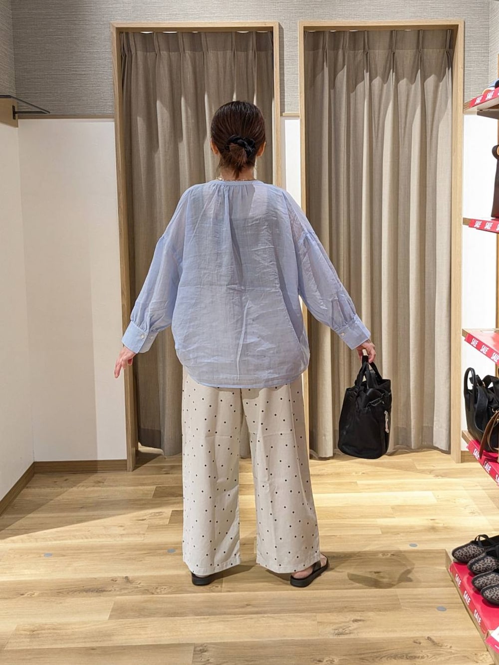 ブラック系のサンダル、ブラック系のタンクトップ、その他のその他パンツを着用したレディースの夏コーディネートの2枚目の写真
