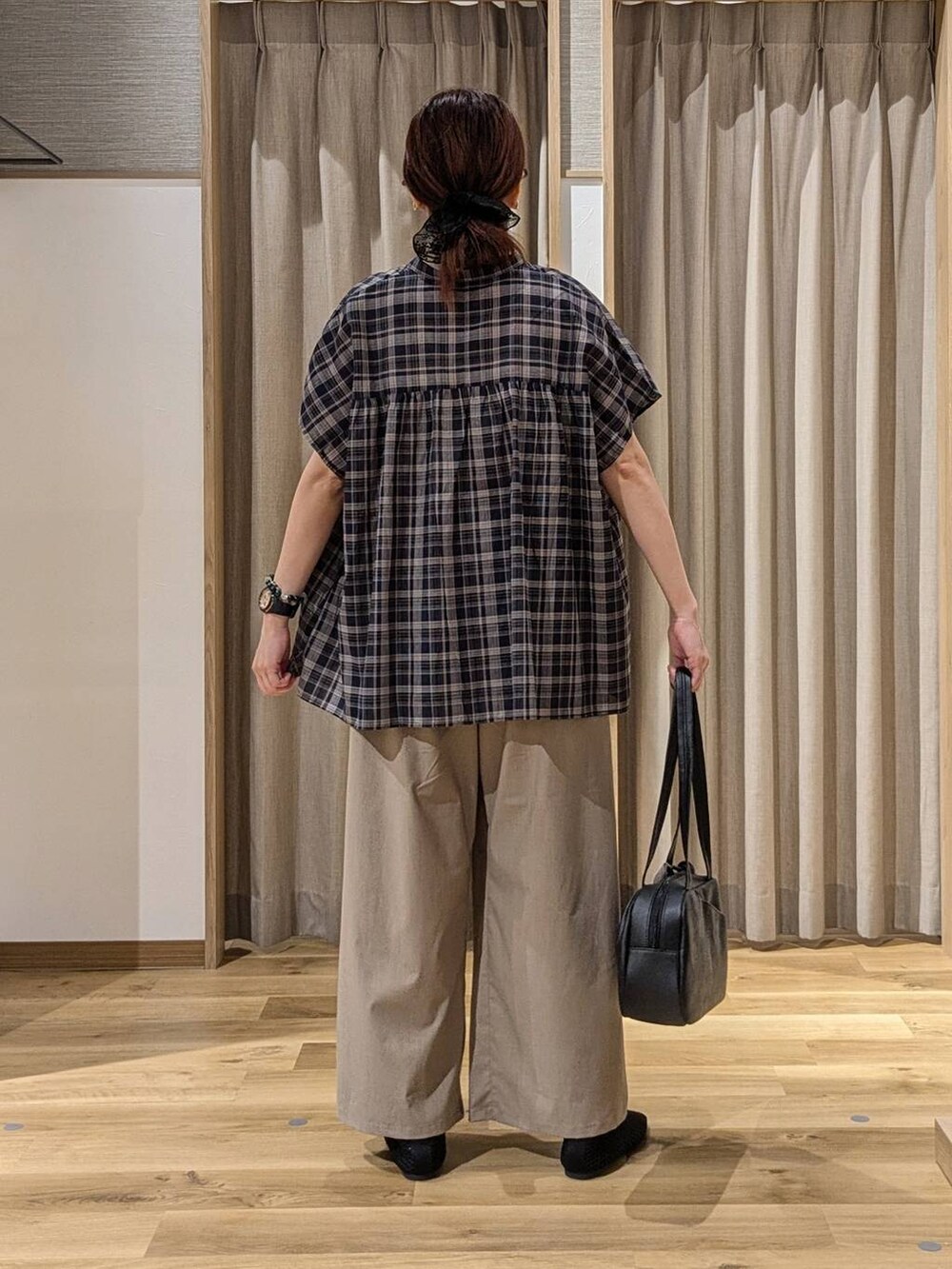 ブラック系のショルダーバッグ、その他のシャツ/ブラウス、ベージュ系のその他パンツを着用したレディースの夏コーディネートの3枚目の写真
