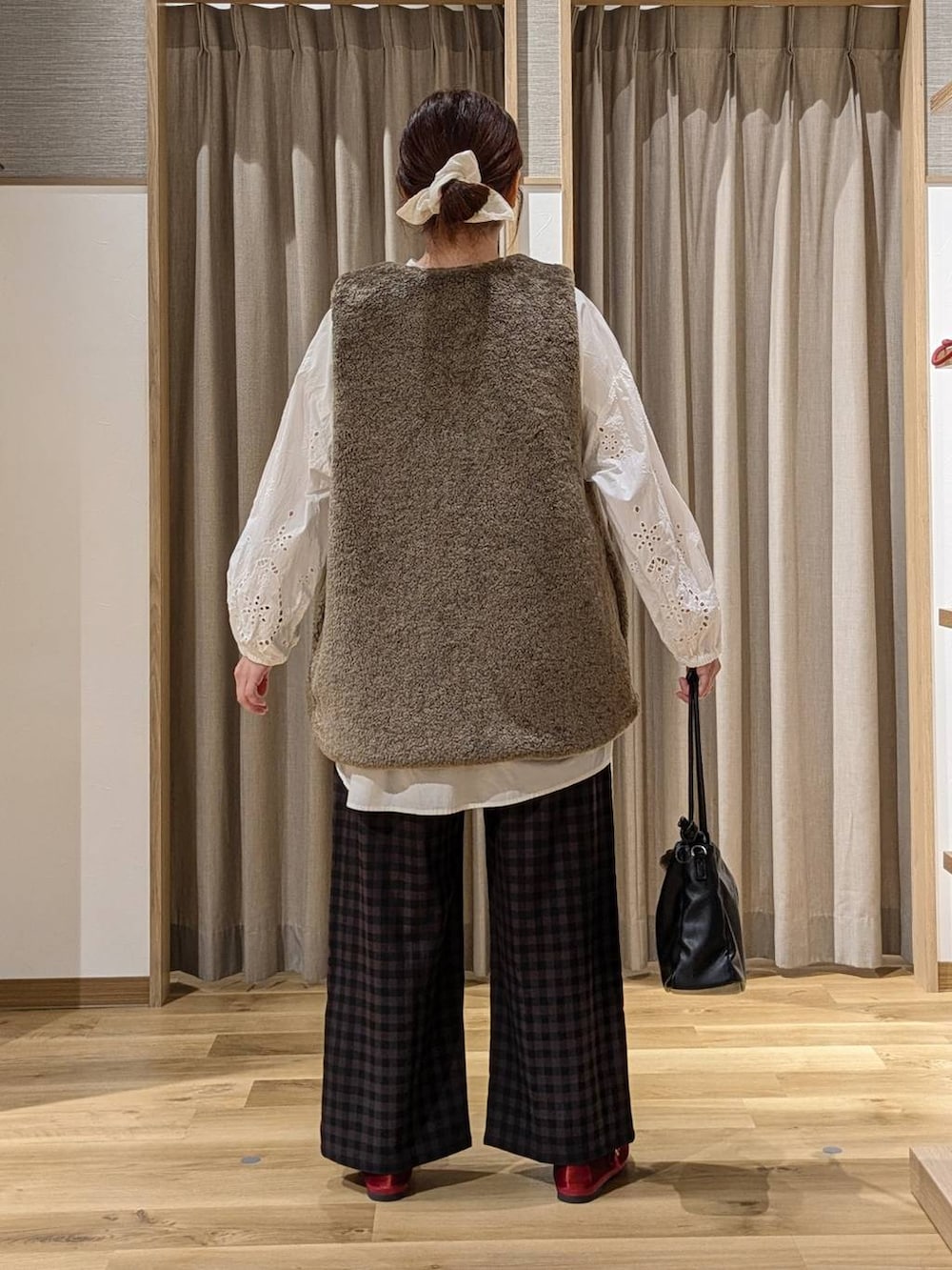 レッド系のその他シューズ、ブラック系のショルダーバッグ、ブラウン系のその他パンツを着用したレディースの秋コーディネートの3枚目の写真