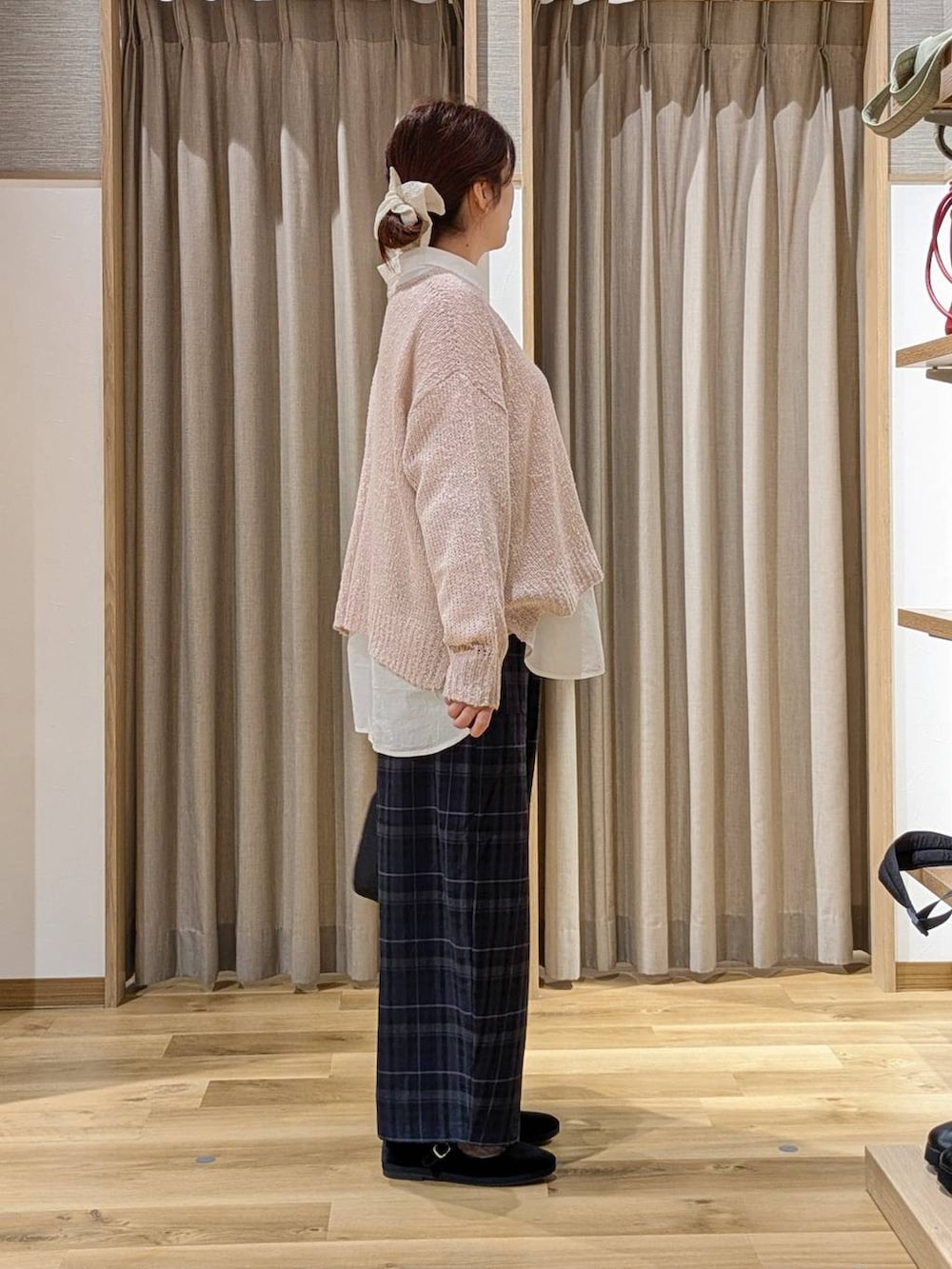 ブラック系のその他シューズ、ピンク系のニット/セーター、ブラック系のその他パンツを着用したレディースの秋コーディネートの2枚目の写真