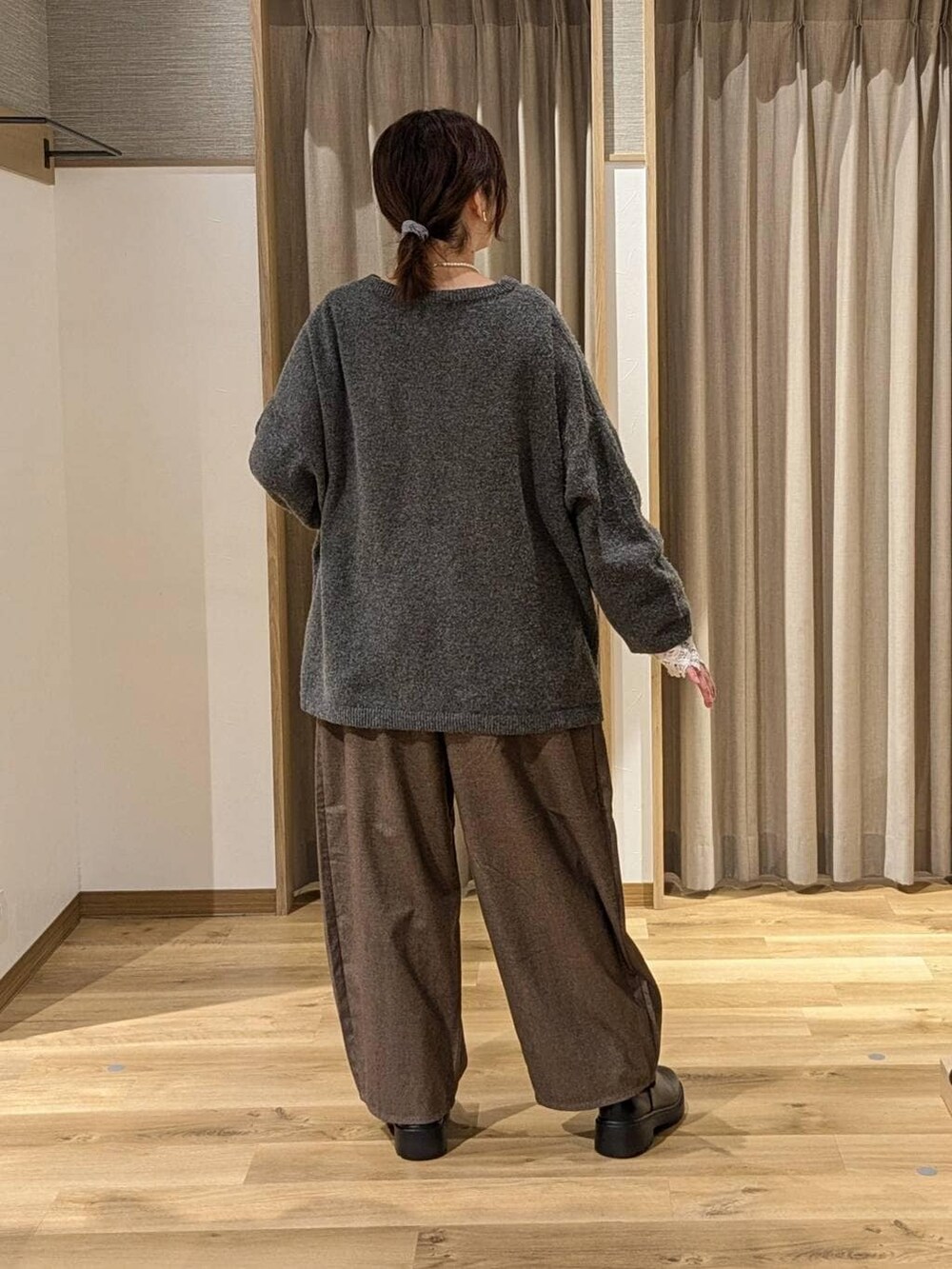 ブラウン系のその他パンツ、ブラック系のブーツ、グレー系のその他トップスを着用したレディースの冬コーディネートの3枚目の写真