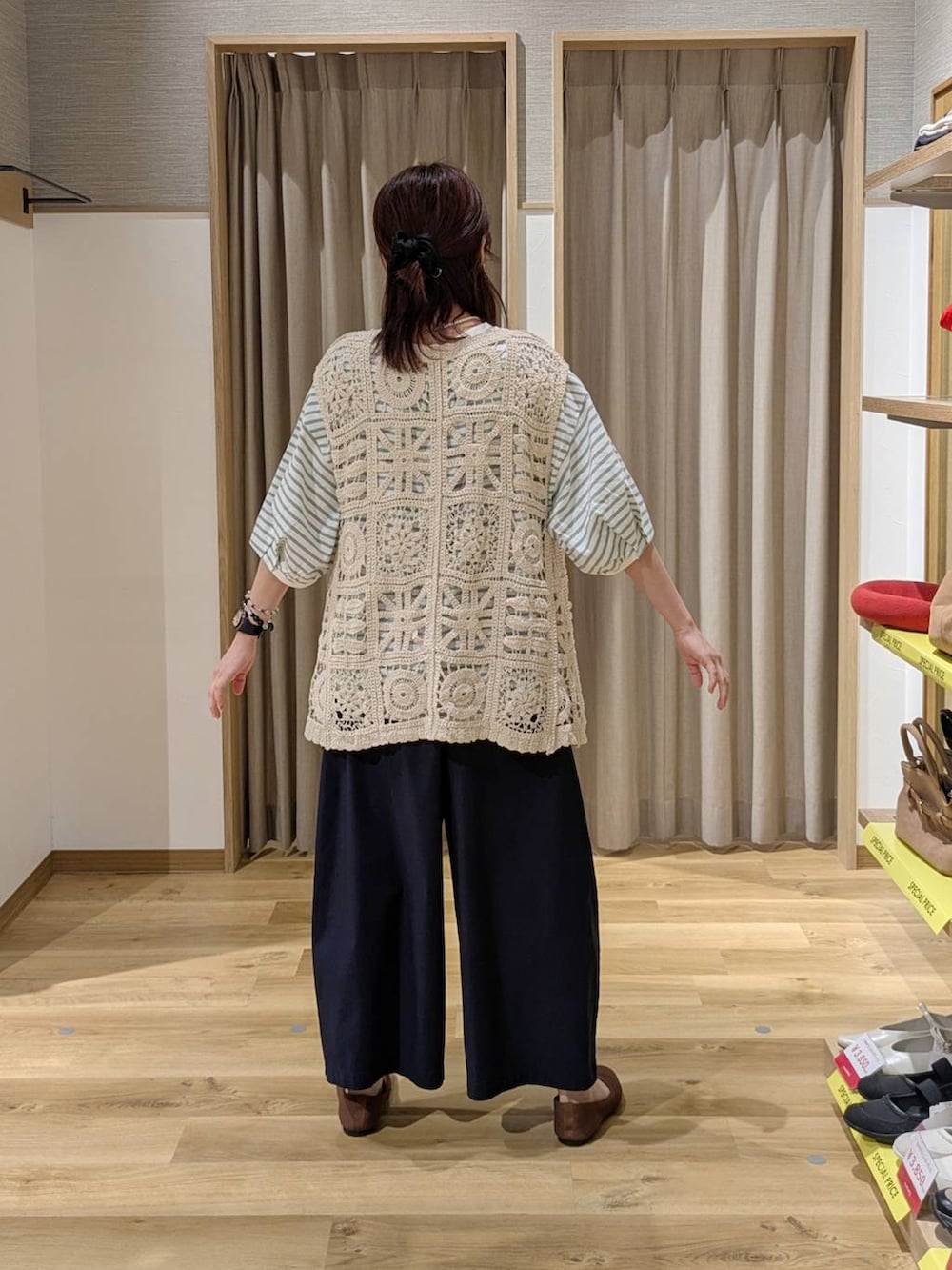 ブルー系のその他パンツ、ブラウン系のパンプス、ブラック系のトートバッグを着用したレディースの春コーディネートの2枚目の写真
