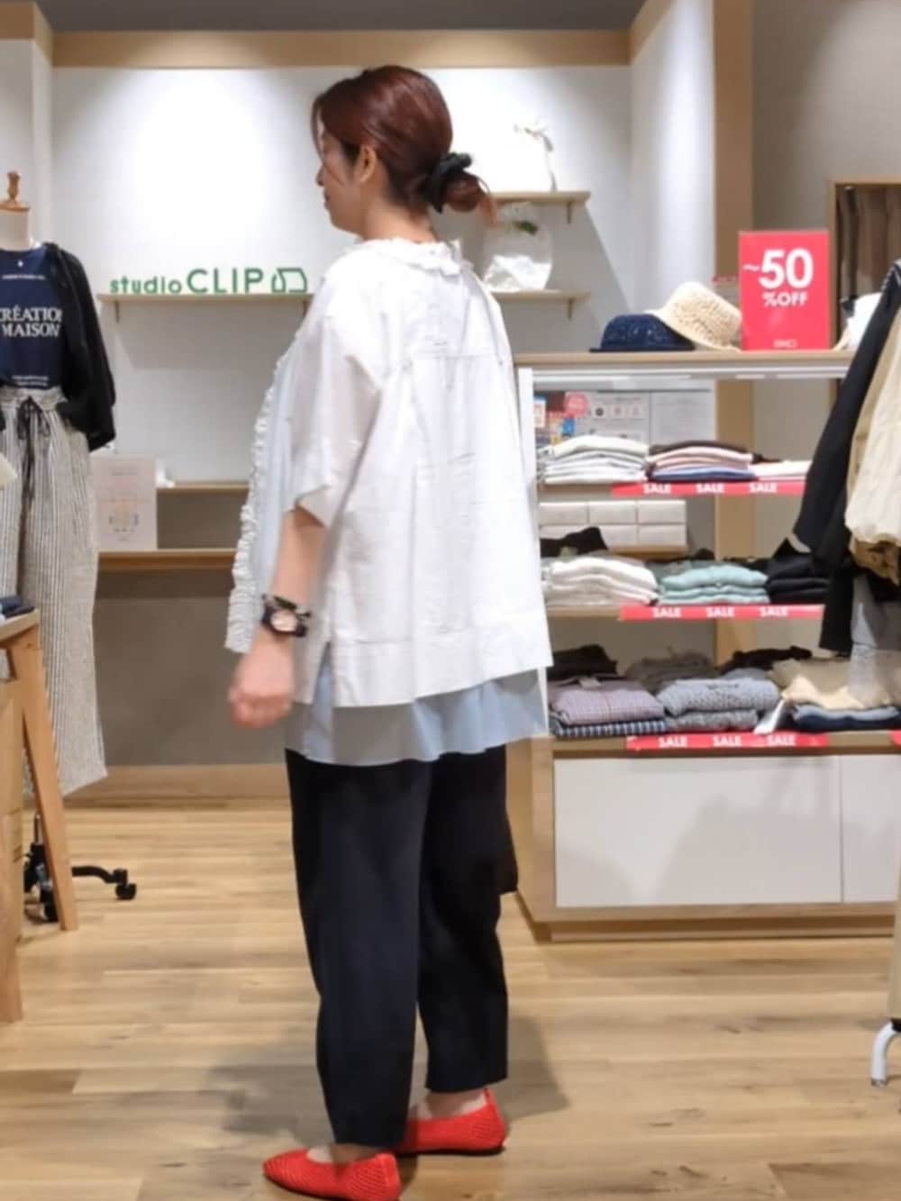 ホワイト系のTシャツ/カットソー、グレー系のショルダーバッグ、ブルー系のその他パンツを着用したレディースの夏コーディネートの3枚目の写真
