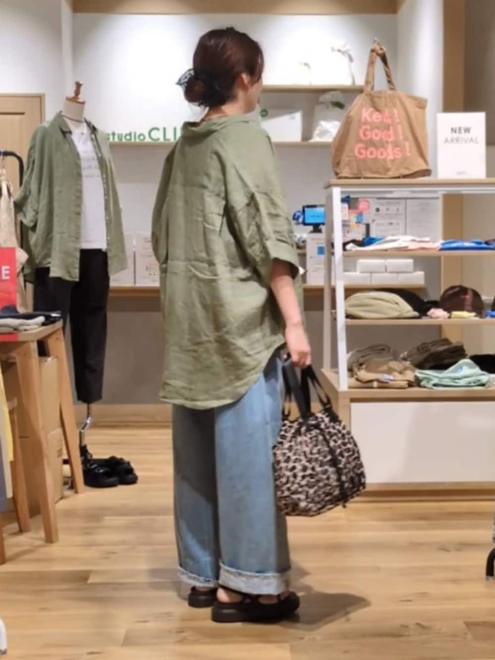 ブルー系のデニムパンツ、ベージュ系のシャツ/ブラウス、ブラウン系のサンダルを着用したレディースの夏コーディネートの2枚目の写真