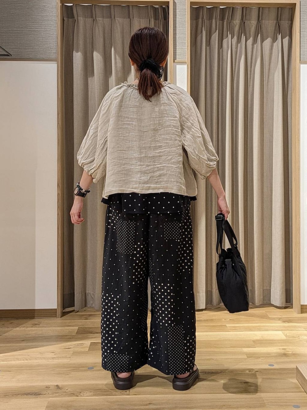 その他のTシャツ/カットソー、ブラウン系のサンダル、ベージュ系のブルゾンを着用したレディースの夏コーディネートの3枚目の写真