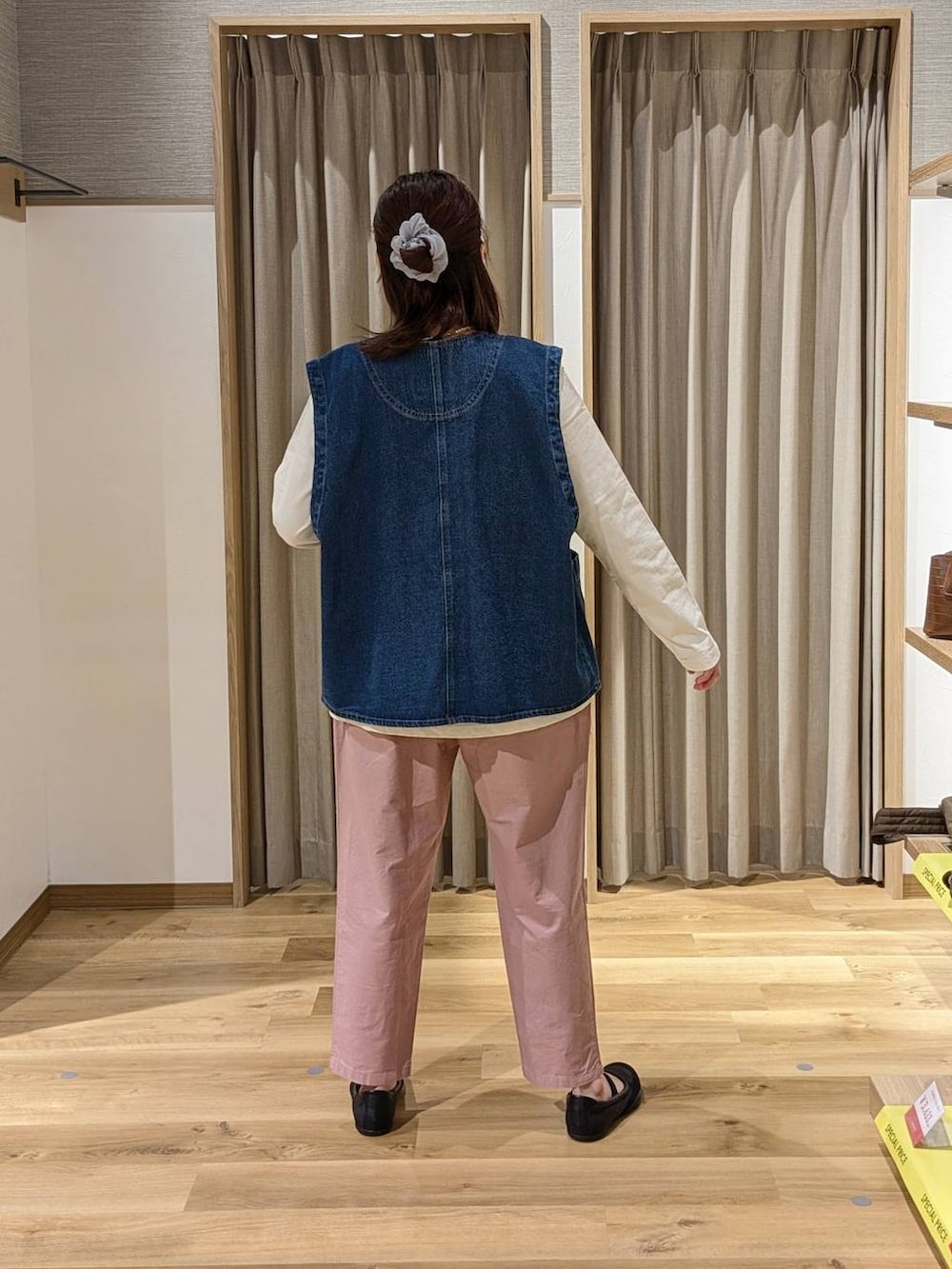 ブルー系のベスト、ホワイト系のTシャツ/カットソー、ブラック系のバレエシューズを着用したレディースの春コーディネートの2枚目の写真