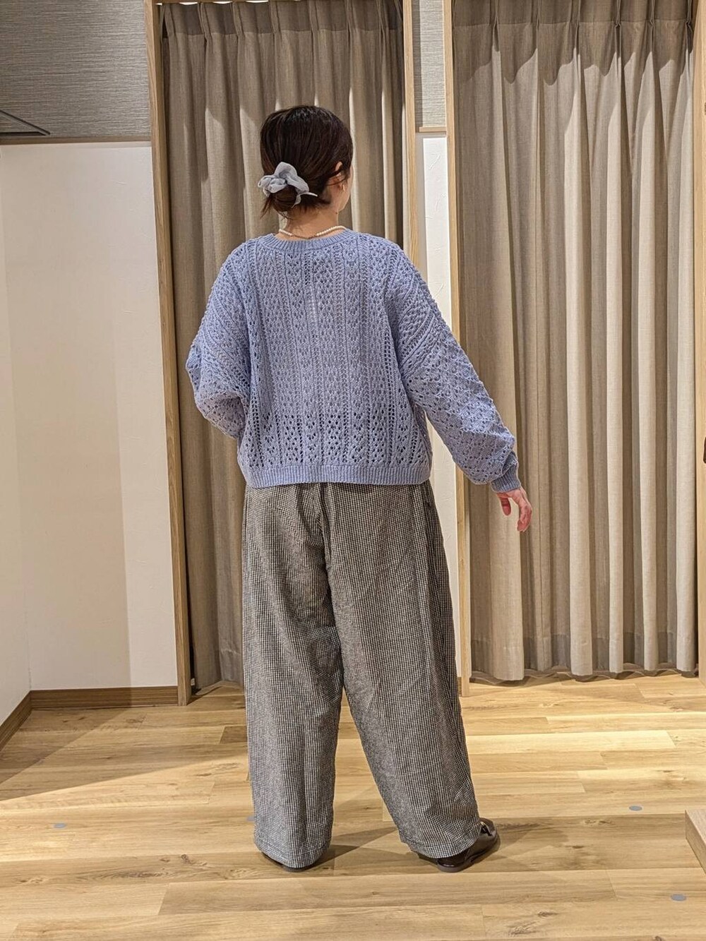 ブラック系のショルダーバッグ、その他のその他パンツ、ブラウン系のローファーを着用したレディースの冬コーディネートの2枚目の写真