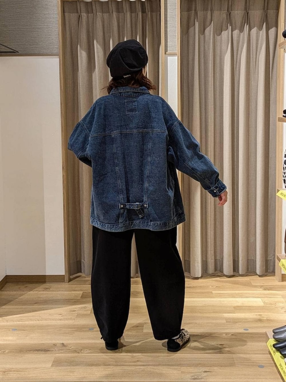 ブルー系のデニムジャケット、その他のスニーカー、ホワイト系のTシャツ/カットソーを着用したレディースの春コーディネートの2枚目の写真