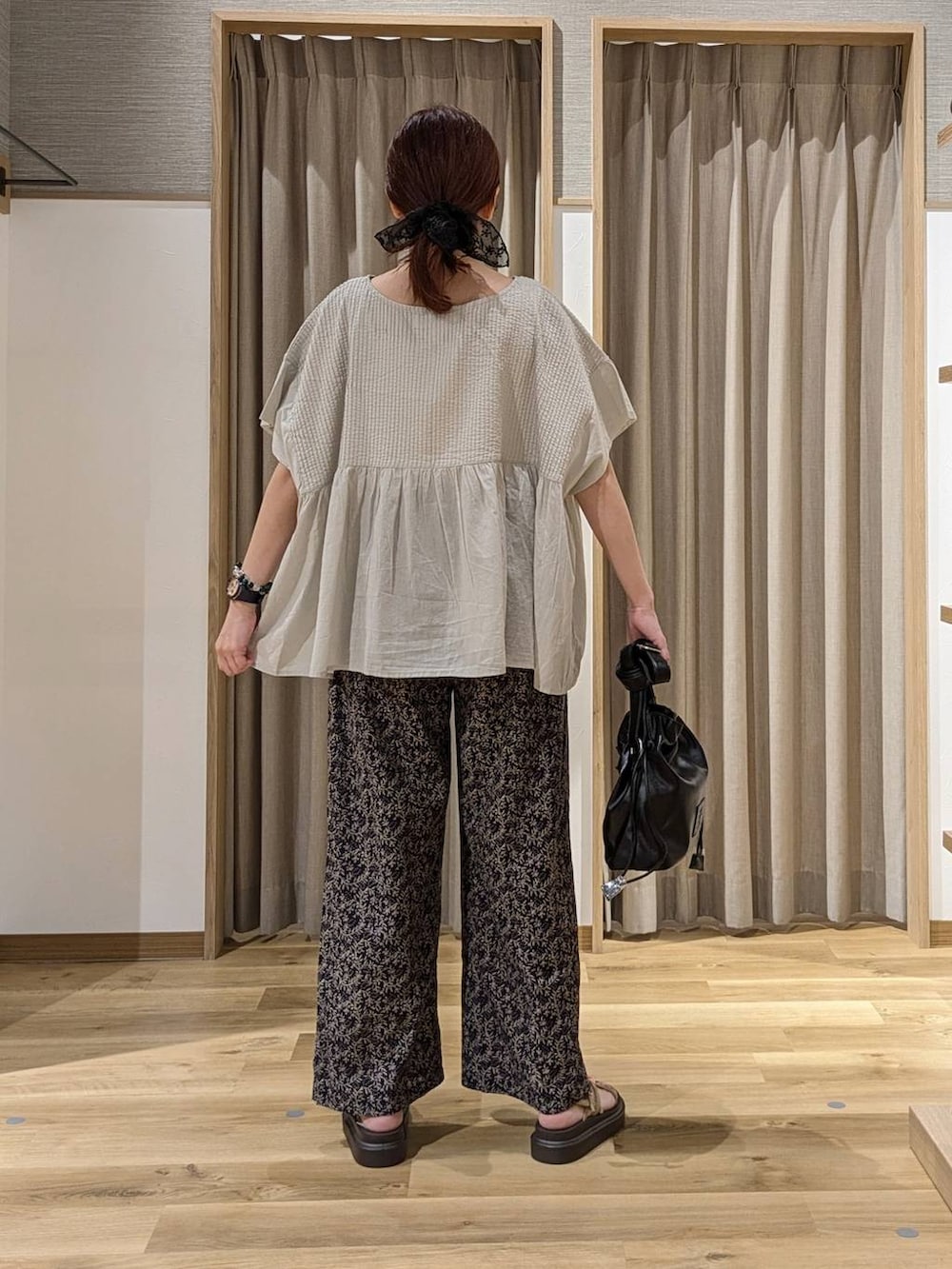ベージュ系のサンダル、ブラック系のトートバッグ、グレー系のシャツ/ブラウスを着用したレディースの夏コーディネートの3枚目の写真