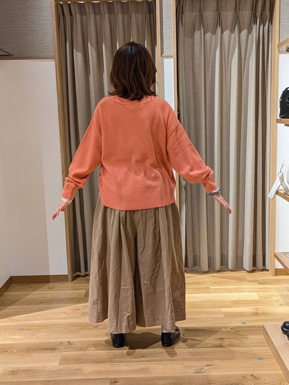 ベージュ系のその他パンツ、ブラック系のショルダーバッグ、その他のネックレスを着用したレディースの冬コーディネートの2枚目の写真