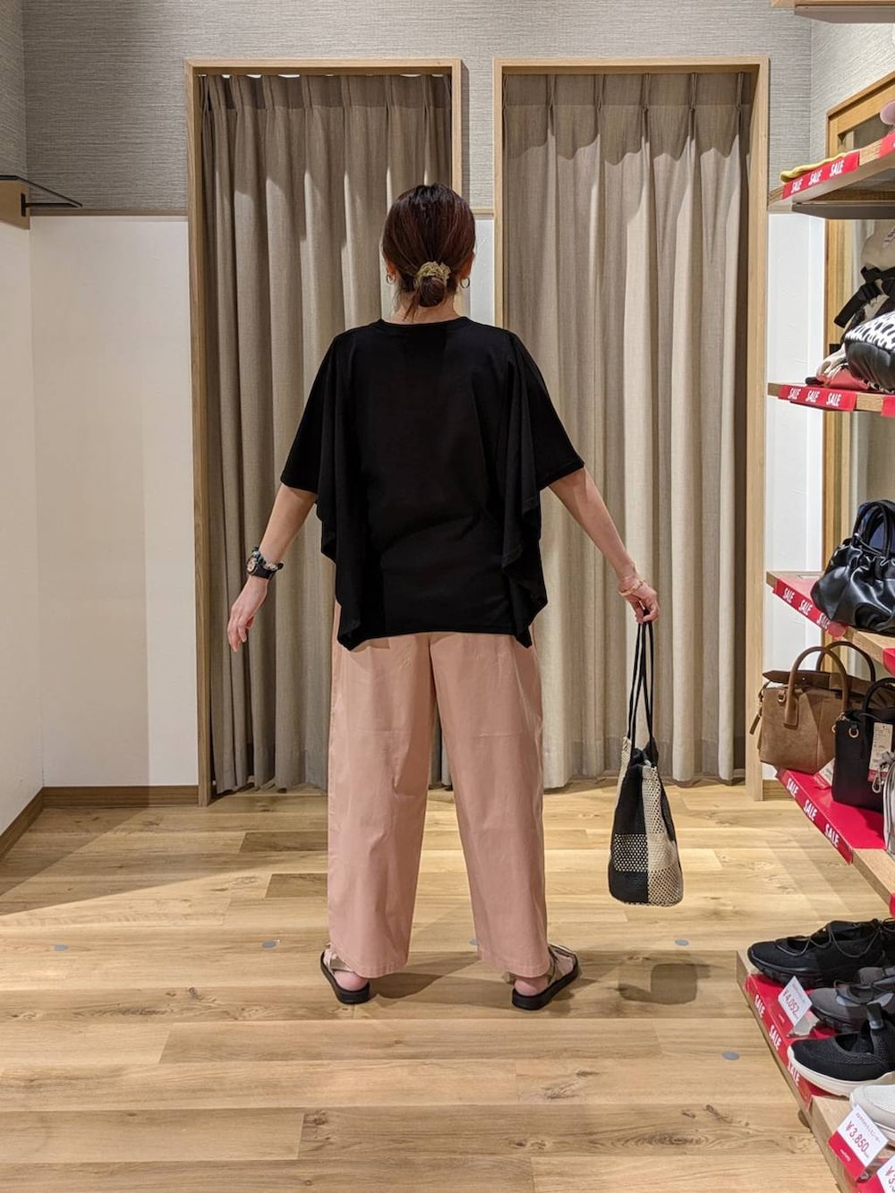 ブラック系のトートバッグ、ピンク系のその他パンツ、ゴールド系のサンダルを着用したレディースの夏コーディネートの2枚目の写真