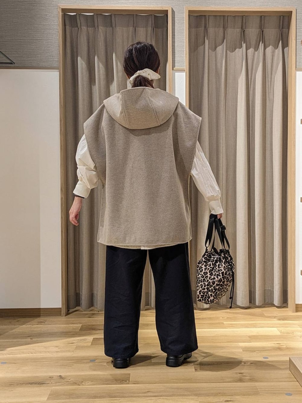 ベージュ系のその他アウター、ベージュ系のシャツ/ブラウス、ブラウン系のローファーを着用したレディースの秋コーディネートの3枚目の写真