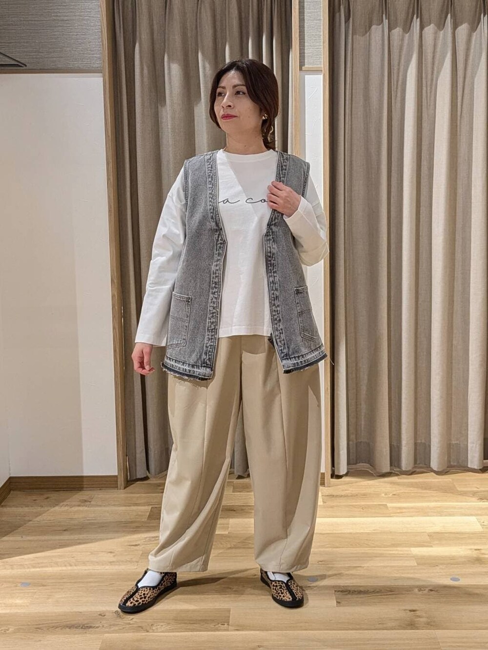 その他のTシャツ/カットソー、グレー系のベスト、ブラック系のショルダーバッグを着用したレディースの冬コーディネートの2枚目の写真
