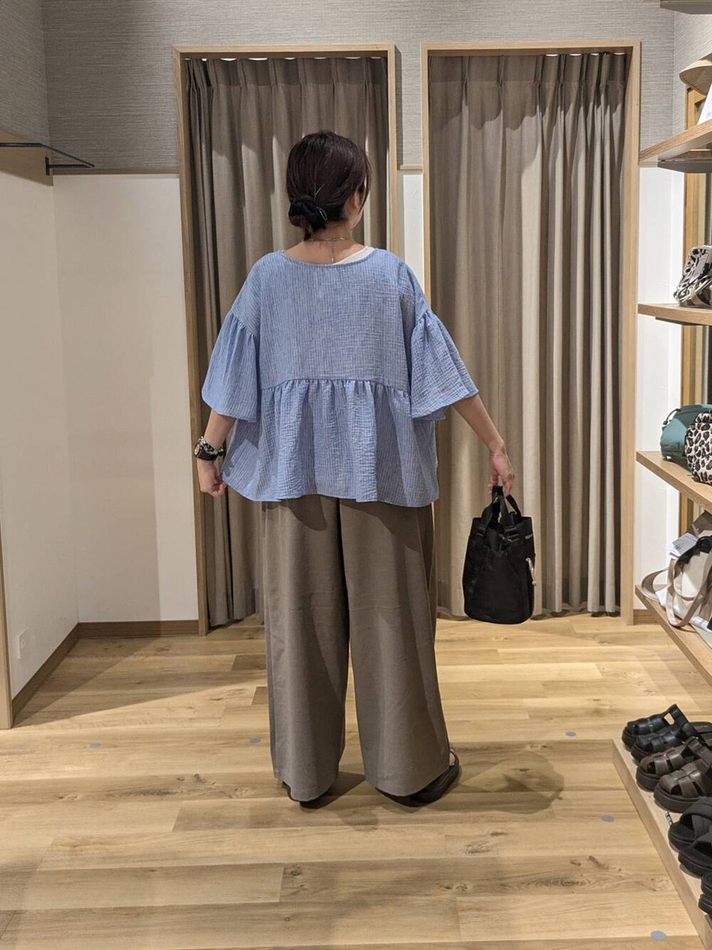 ブラウン系のサンダル、ブラウン系のその他パンツ、ホワイト系のTシャツ/カットソーを着用したレディースの夏コーディネートの2枚目の写真