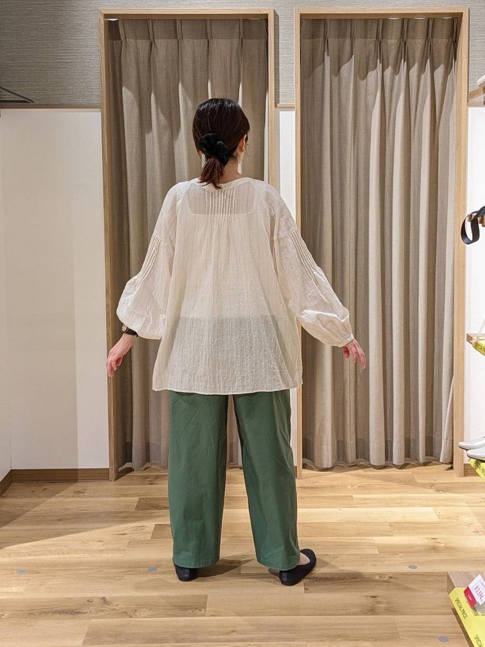 ブラック系のショルダーバッグ、グリーン系のその他パンツ、グレー系のパンプスを着用したレディースの春コーディネートの2枚目の写真