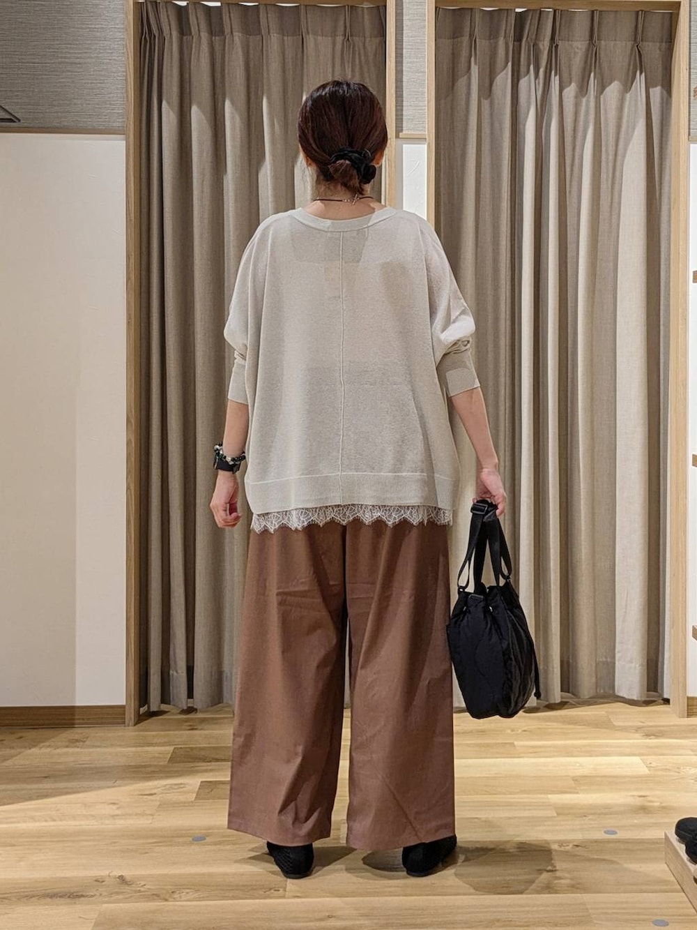 グレー系のカーディガン/ボレロ、ベージュ系のタンクトップ、ブラウン系のその他パンツを着用したレディースの夏コーディネートの3枚目の写真