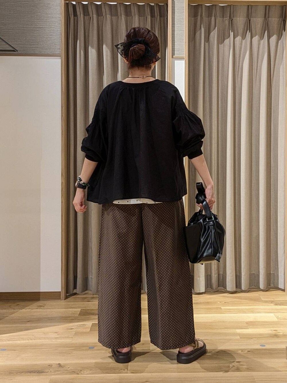 ブラック系のシャツ/ブラウス、その他のTシャツ/カットソー、ベージュ系のサンダルを着用したレディースの夏コーディネートの3枚目の写真