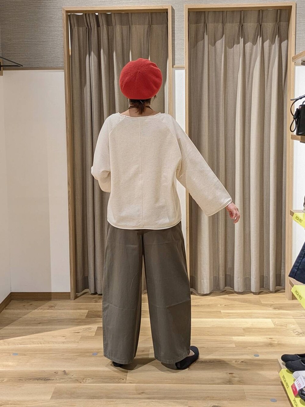 グリーン系のその他パンツ、グレー系のパンプス、ベージュ系のスウェットを着用したレディースの春コーディネートの2枚目の写真