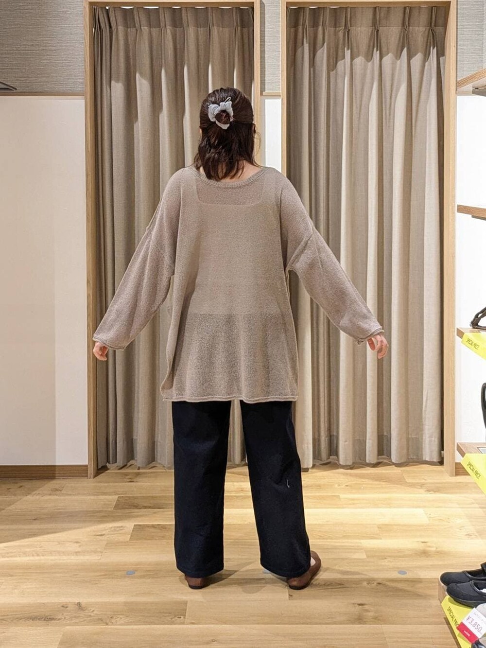 ブルー系のその他パンツ、ブラウン系のパンプス、ベージュ系のタンクトップを着用したレディースの春コーディネートの2枚目の写真